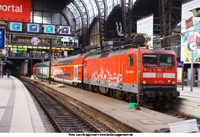DB Baureihe 112 mit einem Eilzug nach Kiel Hbf in Hamburg Hbf