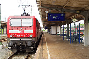 Eine Lok der Baureihe 143 in Dessau Hbf