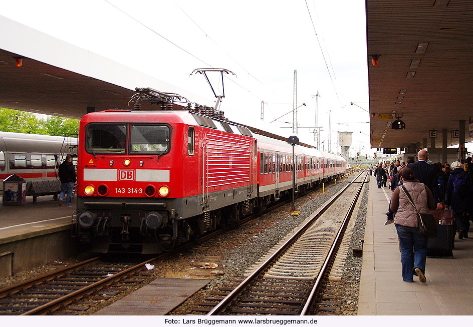 DB Baureihe 143 im Bahnhof Hamburg-Altona