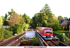 Eine S-Bahn der Baureihe 474 im Bahnhof Kornweg