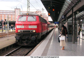 Eine Lok der Baureihe 218 in Hamburg Hbf