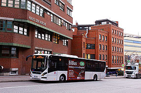 Der VHH Bus 1864 an der Haltestelle Harburg Rathaus