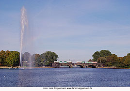 Der Zug der Ideen auf der Lombardsbrücke in Hamburg