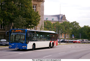 Die Bushaltestelle Sievekingplatz der Buslinie 3 in Hamburg