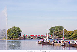 Ein Hochbahn Doppelgelenkbus an der Haltestelle Dammtor