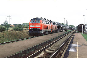 Ein Autozug im Bahnhof Morsum auf Sylt an der Marschbahn