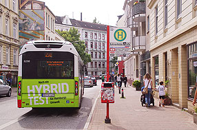 Die Bushaltestelle Bahrenfelder Straße - Foto: Lars Brüggemann - www.larsbrueggemann.de