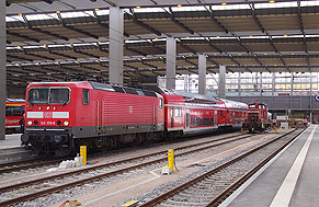 Eine Lok der Baureihe 143 in Chemnitz Hbf