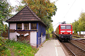 Eine Lok der Baureihe 143 im Bahnhof Prisdorf