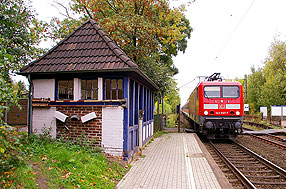 Eine Lok der Baureihe 143 im Bahnhof Prisdorf