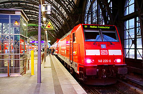 Eine Lok der Baureihe 146.2 in Dresden Hbf