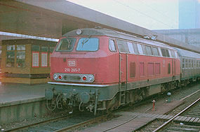 Die Bundesbahn-Lok 218 265 im Bahnhof Hamburg-Altona