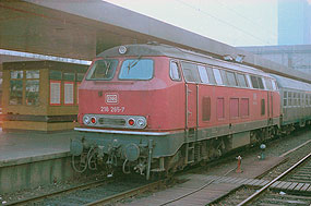 Die Bundesbahn-Lok 218 265 im Bahnhof Hamburg-Altona