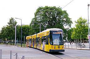 Die Straßenbahn in Dresden an der Haltestelle Albertplatz