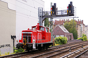 DB Baureihe 362 auf der Berliner Stadtbahn am S-Bahn-Haltepunkt Savignyplatz