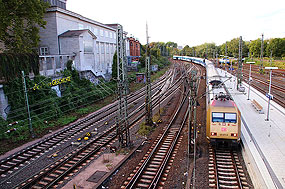 Die 101 071-9 mit dem IC 2071 in Hamburg Hbf auf Gleis 8