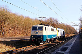 Die 111 025 im Bahnhof Prisdorf