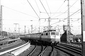 DB Baureihe 111 im Bahnhof Hamburg-Altona