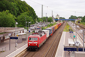 Eine Lok der Baureihe 120 mit einem Güterzug