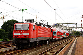 Eine Lok der Baureihe 143 in Dresden Hbf