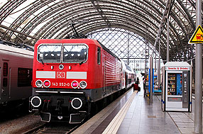 Eine Lok der Baureihe 143 in Dresden Hbf