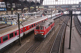 Eine Lok der Baureihe 218 in Hamburg Hbf