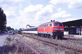 Die 218 253 mit einem 470 im Bahnhof Ahrensburg