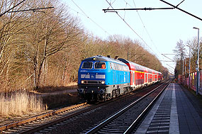 Die 218 055-2 von der Press im Bahnhof Prisdorf