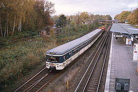 Der 471 022 der Hamburger S-Bahn im Bahnhof Rübenkamp