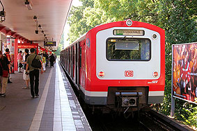 Der 472 209 im Bahnhof Hamburg Sternschanze