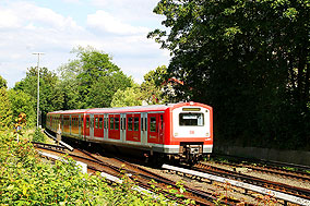 Eine S-Bahn der Baureihe 472 im Bahnhof Blankenese