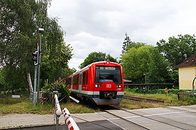 Eine S-Bahn der Baureihe 474 verlässt den Bahnhof Sülldorf nach Wedel