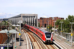 Eine S-Bahn der Baureihe 490 im Bahnhof Ebbrücken in Hamburg