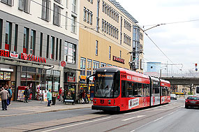 Eine DVB Straßenbahn an der Haltestelle Tharandter Straße