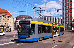 Eine Straßenbahn in Leipzig an der Haltestelle Hauptbahnhof