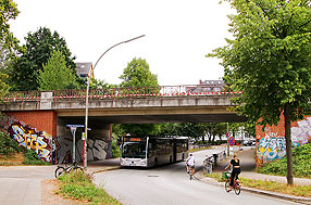 Ein VHH Bus in der Daimlerstraße an der Max-Brauer-Schule