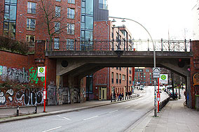 Die Bushaltestelle Pepermölenbek in Hamburg