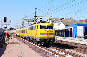 DB Baureihe 111 mit einem Meßzug im Bahnhof Winsen