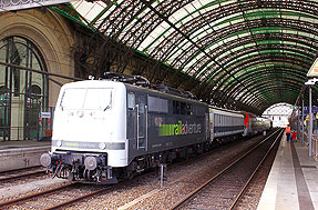Die Railadventure 111 082-4 mit einem französischen Akkutriebwagen
