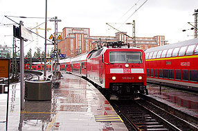 Die DB Baureihe 120.2 mit einem Eilzug von Rostock nach Hamburg Hbf