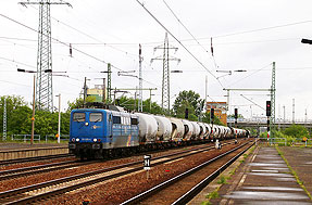 Die 151 025 im Bahnhof Flughafen Berlin-Schönefeld