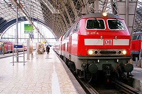 Eine Lok der Baureihe 218 in Frankfurt am Main Hbf