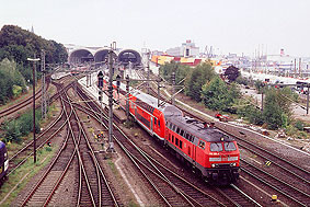 Eine Lok der Baureihe 218 in Kiel Hbf