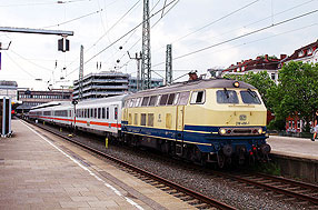 Eine Lok der Baureihe 218 in Hamburg-Altona