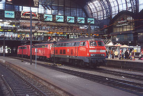 Ein Lokzug im Hamburger Hbf mit den 218 907-4, 218 272-3 und 111 090-7