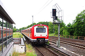 Eine S-Bahn der Baureihe 472 im Bahnhof Mittlerer Landweg in Hamburg