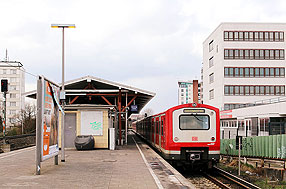 Eine S-Bahn der Baureihe 472 im Bahnhof Rothenburgsort in Hamburg