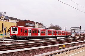 Eine S-Bahn der Baureihe 472 - der 472 261 in Hamburg-Altona