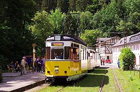 Die Kirnitzschtalbahn am Lichtenhainer Wasserfall