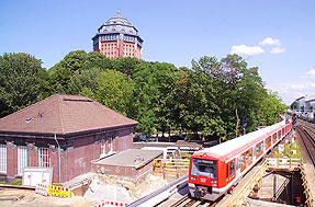 Bahnhof Sternschanze mit Wasserturm